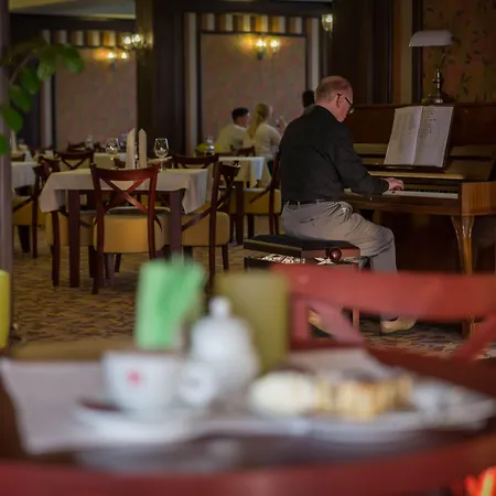 Krysztal Conference & ホテル 4*
