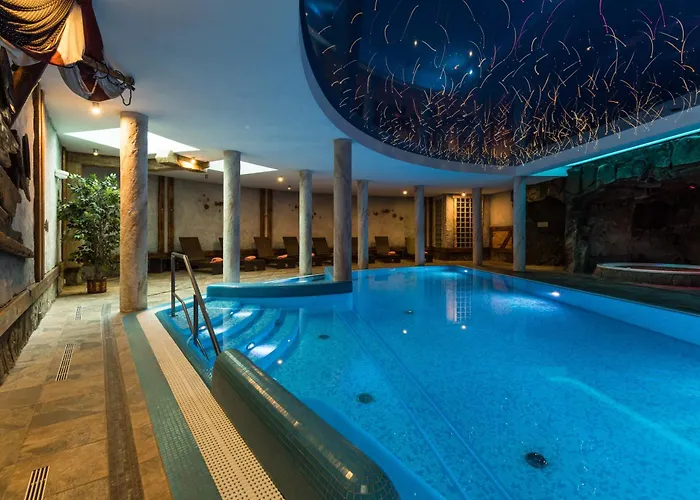 Готель Krysztal Conference &