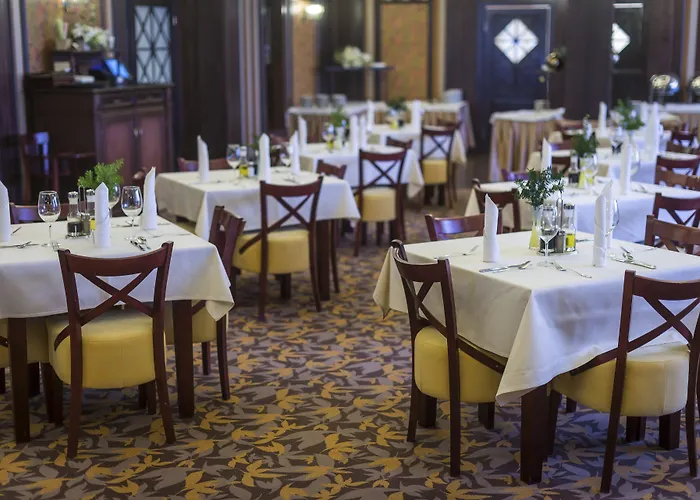 Готель Krysztal Conference &